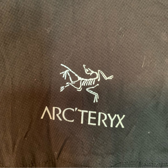 Arc'teryx Men's Atom Black Hooded Jacket - Picture 2 of 13